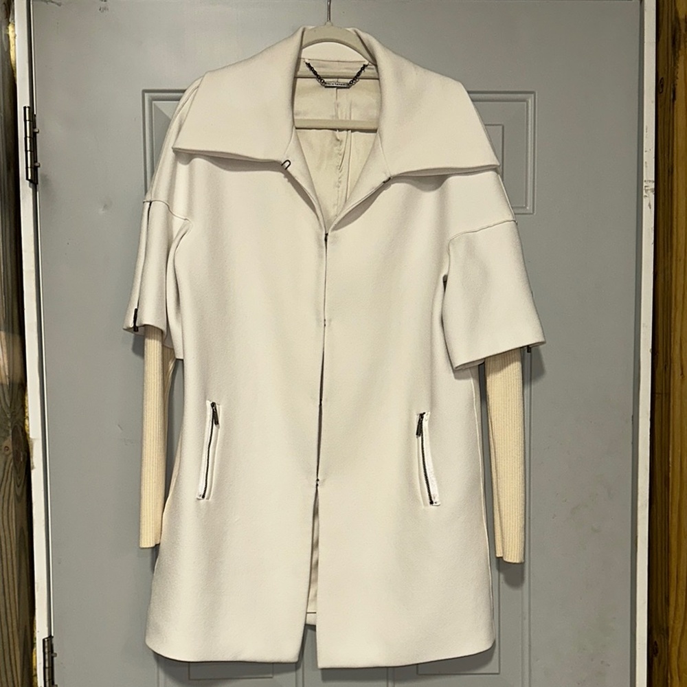 Elie Tahari Cream Cape with Textured Fabric and Wide Collar - Picture 8 of 16